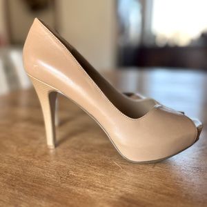 Nine West ‘Bonfire’ peep-toed pumps in Natural leather, Sz 7 1/2